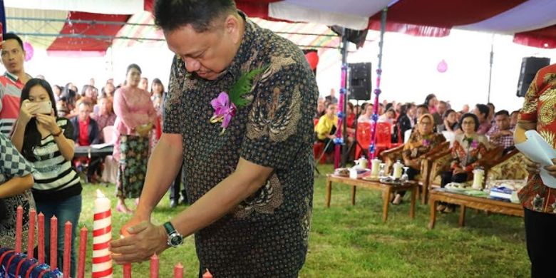 Prosesi Malam Natal dengan penyalaan lilin yang dipimpin oleh Gubernur Sulawesi Utara Olly Dondokambey.