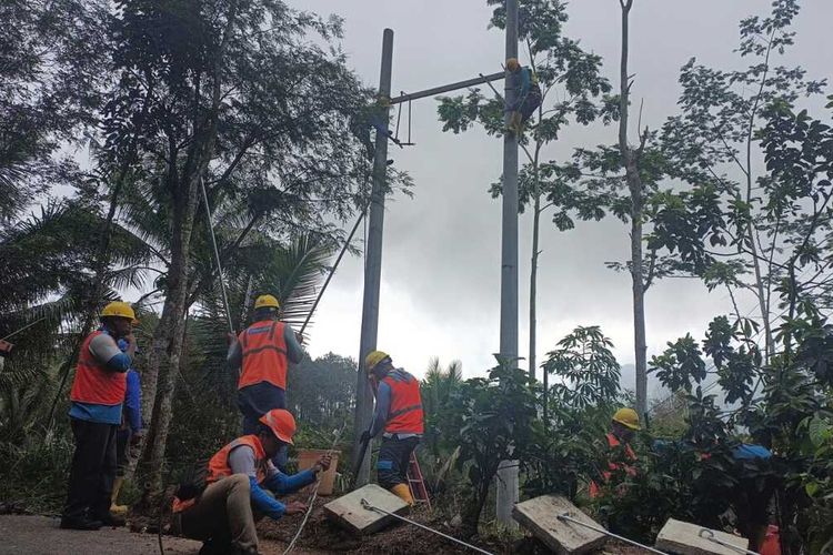 Petugas melalukan perbaikan tiang listrik yang rusak, di Desa Depok Kecamatan Bendungan Trenggalek Jawa Timur, Sabtu (05/08/2023).
