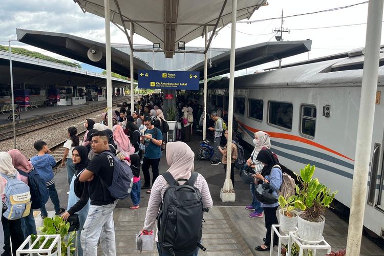 Potret pengujung di Stasiun Malang Kota Baru, Jawa Timur. 
