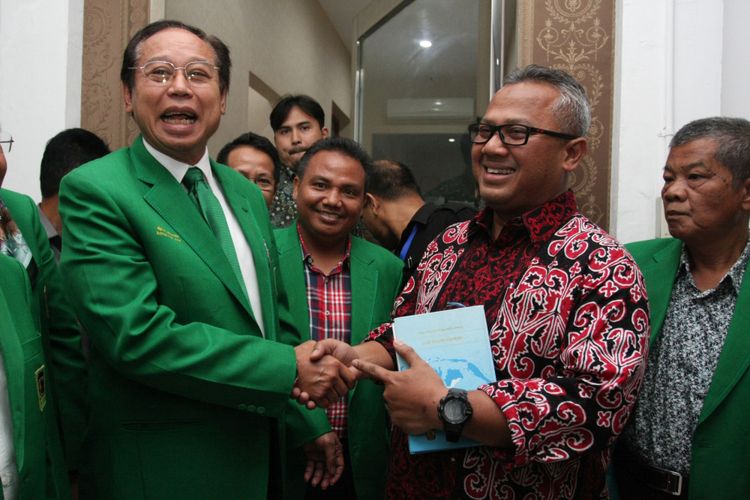 Ketua KPU, Arief Budiman (kanan) menerima sejumlah kader PPP yang dipimpin Djan Faridz (kiri), di gedung Komisi Pemilihan Umum (KPU) Pusat, Jakarta, Senin (9/10/2017).  Kedatangan kader PPP untuk berkonsultasi terkait syarat pendaftaran partai politik (Parpol) peserta Pemilu 2019.