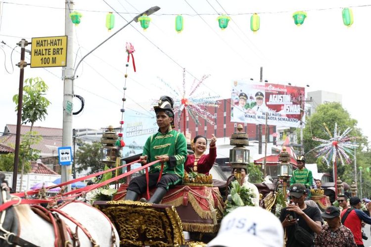 Wali Kota Semarang Agustina Wilujeng Pramestuti pada karnaval Dugderan tahun 2025. 