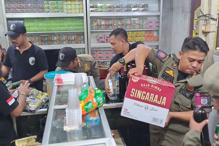 Satuan Polisi Pamong Praja (Sat Pol PP) Tangerang Selatan menggerebek warung sembako dan toko jamu sidomuncul pada Jumat (29/12/2023) malam.