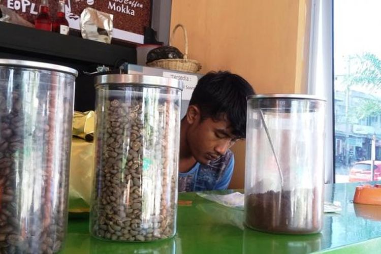 Peracik kopi Gayo sedang memilih biji kopi di Taman Simpang Legos, Kota Lhokseumawe, Aceh, Jumat (2/10/2015).