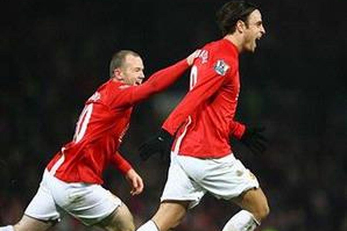 Wayne Rooney (kiri) dan Dimitar Berbatov bahagia MU juara Premier League 2008-09, tapi masih haus untuk mengejar gelar lainnya.