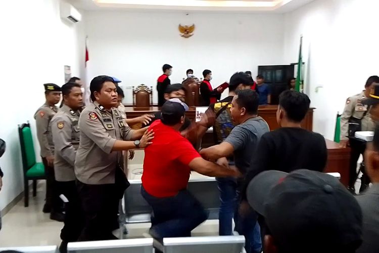 Sidang kasus pembunuhan seorang imam masjid bernama Yusuf Katubi (70) di Pengadilan Negeri Belopa, Kabupaten Luwu, Sulawesi Selatan, Rabu (25/5/2022) sore berlangsung ricuh.