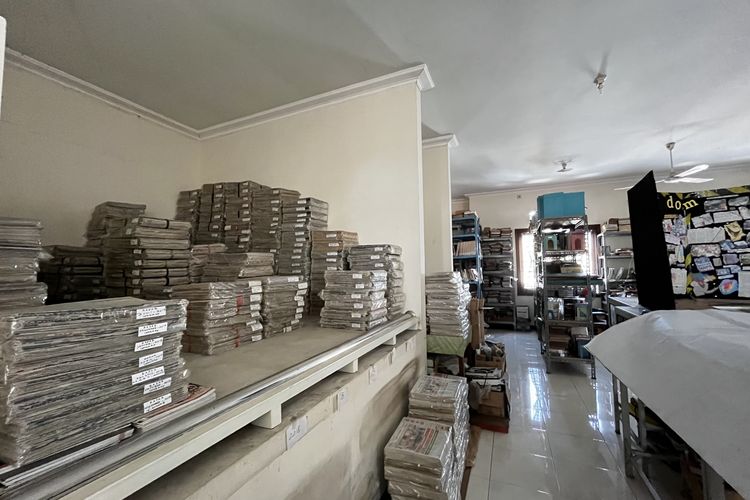 Koleksi ratusan koran terbitan berbahasa Indonesia dan Mandatin tahun 1959-1980  di perpustakaan Medayu Agung milik Oei Hiem Hwie, Selasa (12/8/2025).