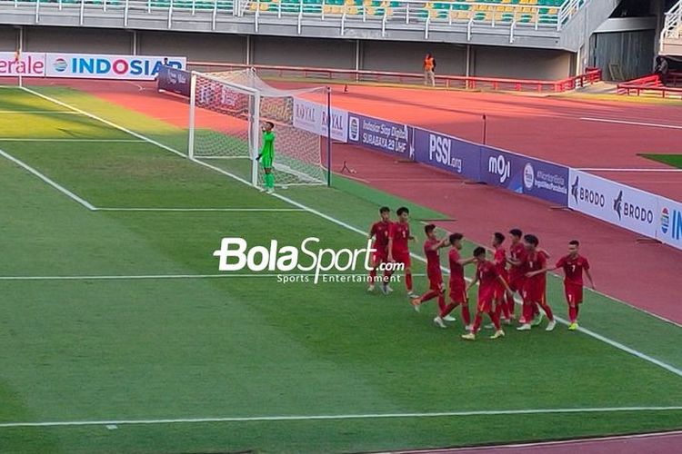 Selebrasi pemain timnas U20 Vietnam, Dinh Xuan Tien, seusai menjebol gawang Hong Kong pada laga grup F Kualifikasi Piala Asia U20 2023 di Stadion Gelora Bung Tomo (GBT) Surabaya, Rabu (14/9/2022) sore WIB.