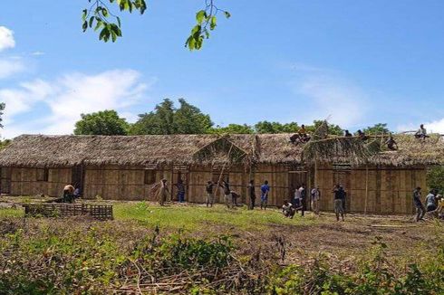 Cerita Warga Flores Timur Swadaya Bangun Gedung SMK Darurat Berfondasi Bambu dan Kelapa