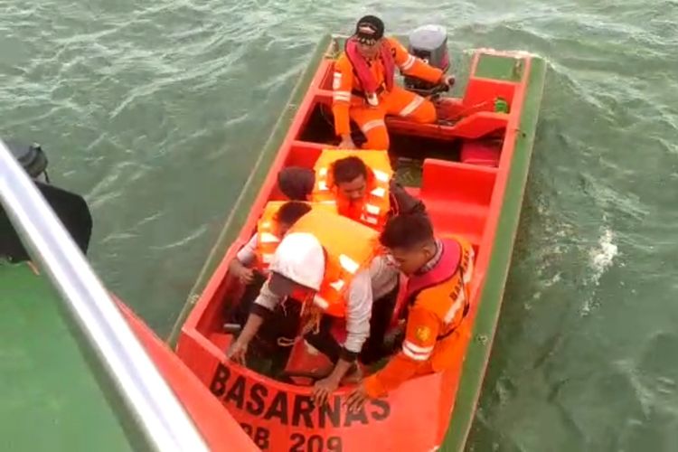 4 nelayan Tanjungpinang, Kepulauan Riau yang sempat terombang ambing selama 12 jam akibat perahu yang ditumpanginya mati mesin di Perairan Pulau Cempedak, Bintan akhirnya berhasil diselamatkan.
