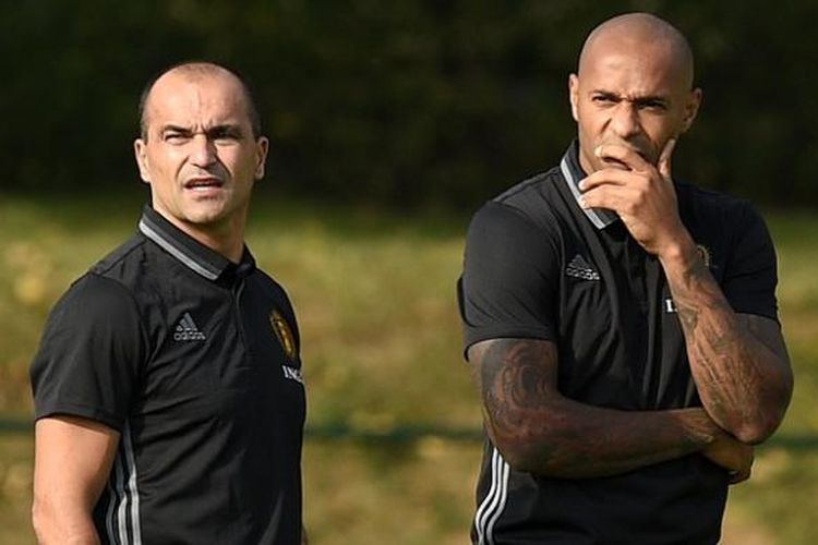 Thierry Henry (kanan) terlihat sudah memulai perannya sebagai asisten dari pelatih Belgia, Roberto Martinez, dalam sesi latihan tim di Neerpede, Belgia, Senin (29/8/2016) waktu setempat.