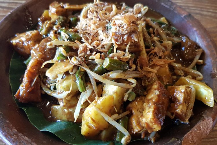 Ilustrasi rujak cingur khas Surabaya. 