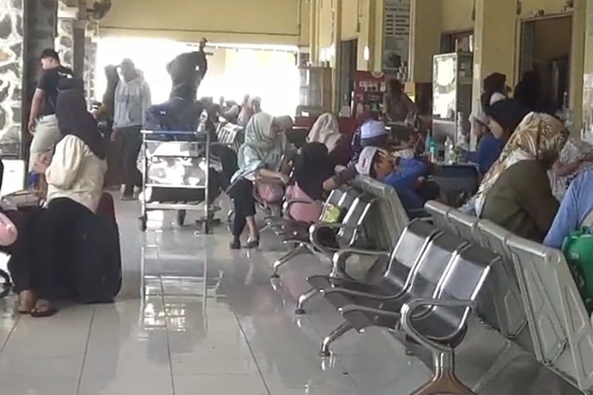 Terminal Alam Barajo Jambi Diserbu Penumpang Arus Balik, Ratusan Orang Kembali dari Kampung Halaman