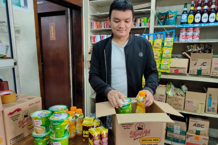 Harto Tom Junior (37), pemilik generasi keempat Toko Kelontong HWK yang terletak di Jalan Pajajaran, Bandung, Jawa Barat.