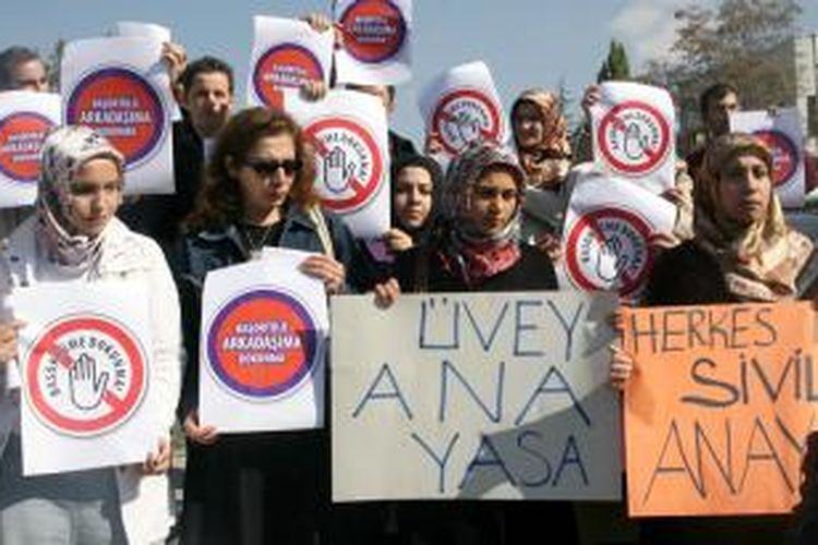 Dalam foto yang diambil pada 2008 ini, sekelompok perempuan Turki berunjuk rasa di depan Mahkamah Konstitusi Turki di Ankara menuntut hak mengenakan jilbab yang sangat dibatasi. Pada Selasa (8/10/2013), pemerintah Turki mencabut larangan memakai jilbab di instansi-instansi pemerintah yang selama ini diterapkan.