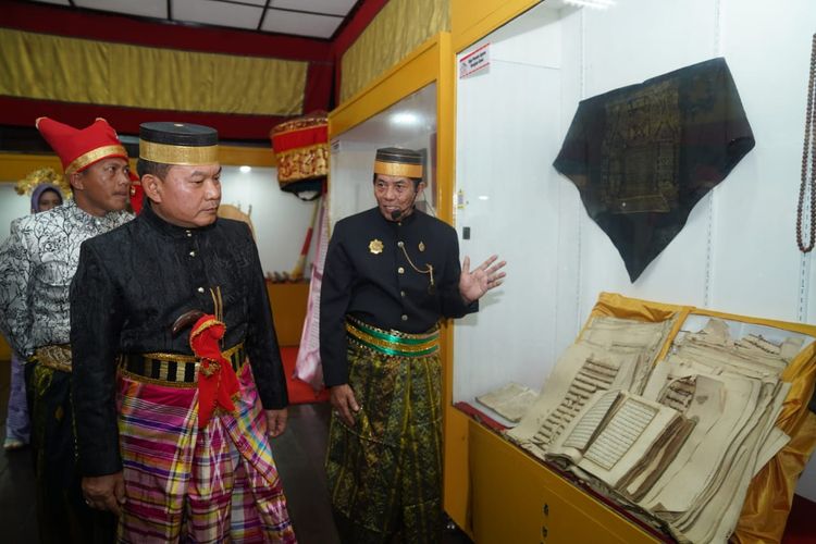 Kepala Staf Angkatan Darat (KSAD) Jenderal Dudung Abdurachman dianugerahi gelar nama adat Gowa “Daeng Malewa”.  Prosesi pemberian gelar nama adat itu digelar di Museum Balla Lompoa, Somba Opu, Gowa, Sulawesi Selatan, Kamis (12/1/2023).