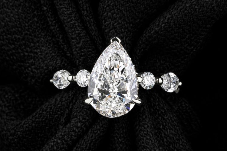 Ilustrasi perhiasan mewah.