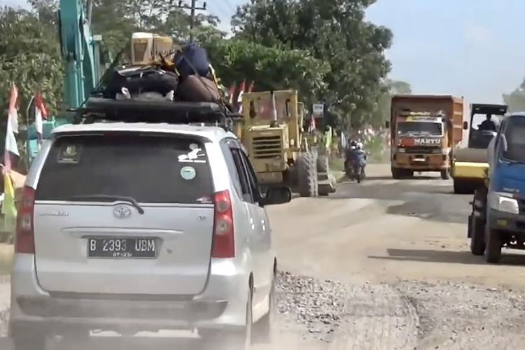 Kondisi jalan lintas Rumbia, Lampung, yang sedang dalam perbaikan, Rabu (3/5/2023).