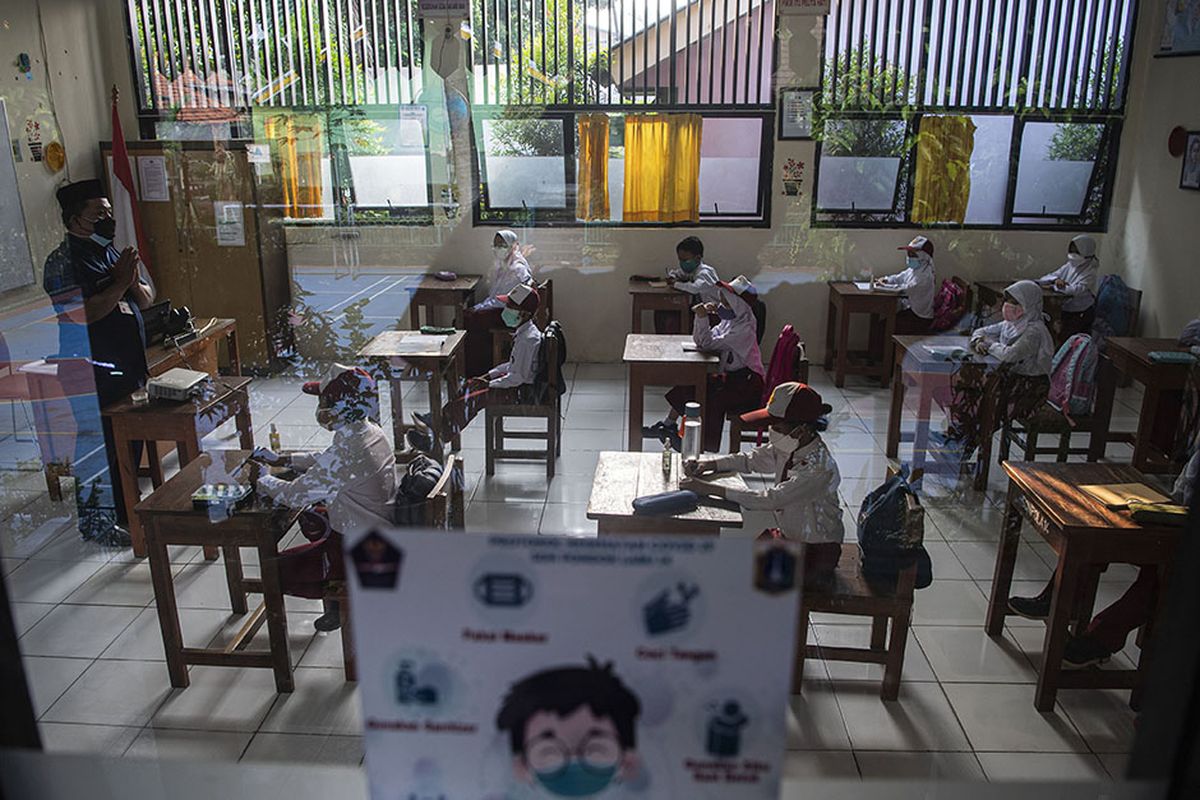 Sejumlah siswa mengikuti pembelajaran tatap muka di SDN Pondok Labu 14 Pagi, Jakarta Selatan, Senin (30/8/2021). Sebanyak 610 sekolah di Ibu Kota menggelar pembelajaran tatap muka secara terbatas dengan protokol kesehatan ketat.