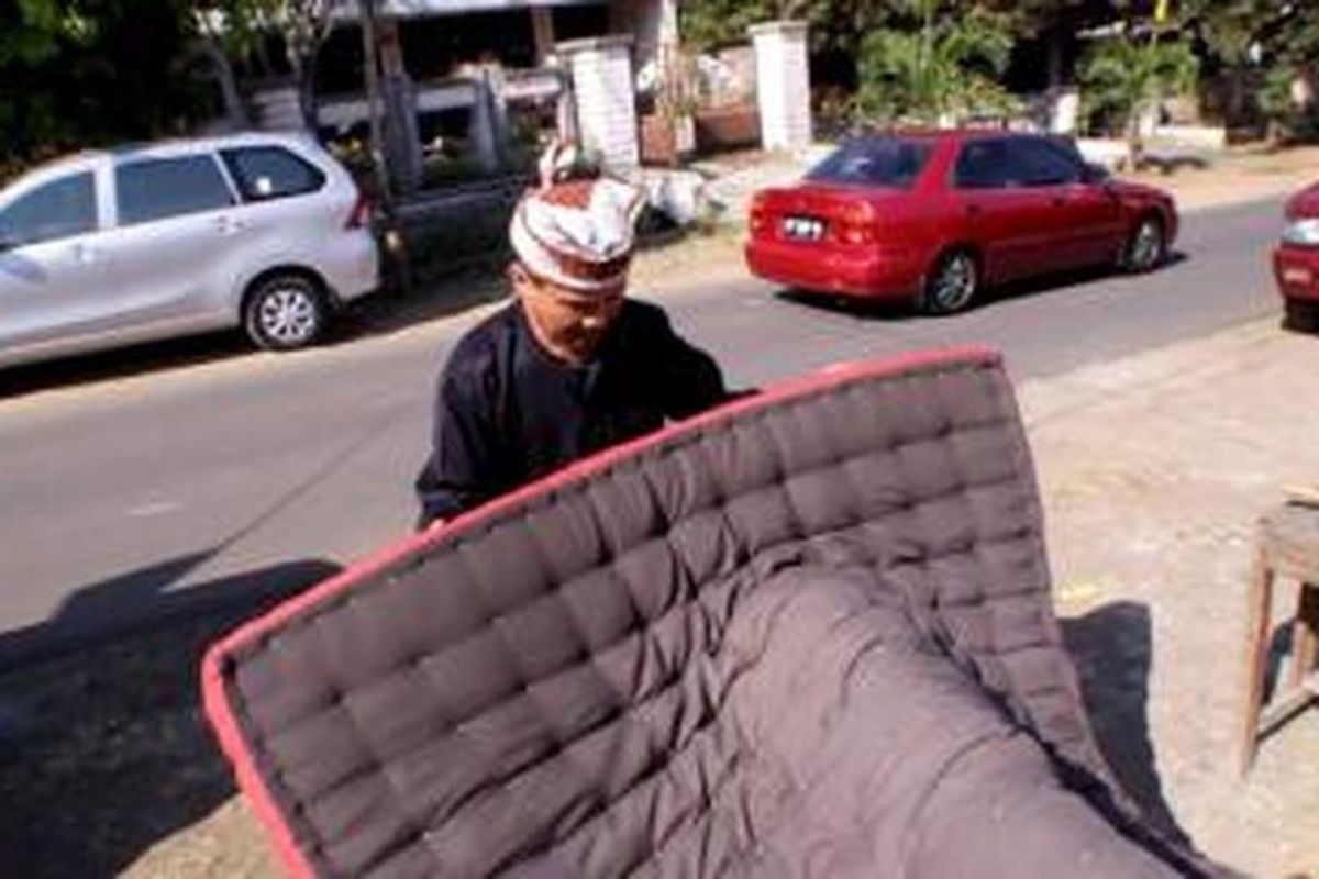 Warga Kemiren saat menjemur kasur di sepanjang jalan Desa Kemiren, Banyuwangi.