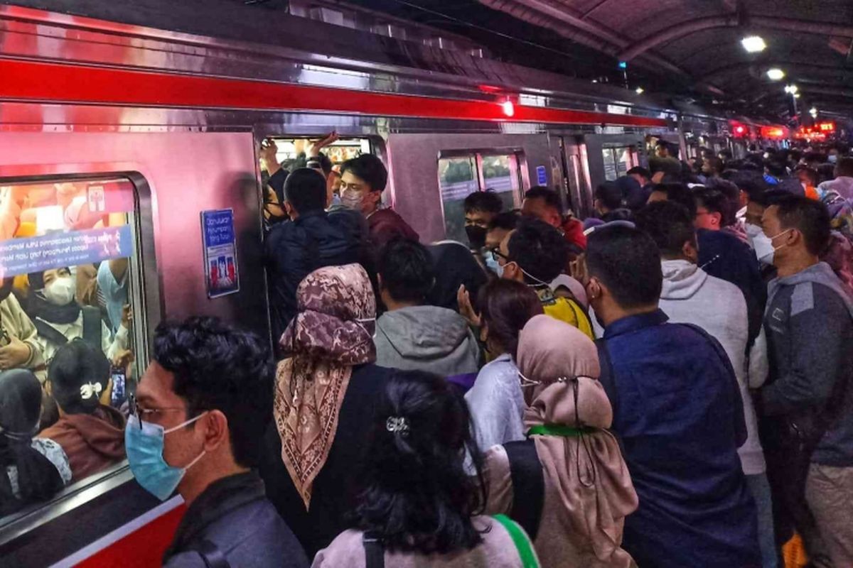 Situasi peron jalur 2 Stasiun Sudirman di jam sibuk