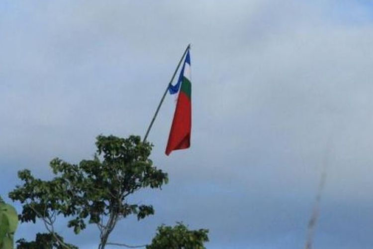 Bendera Republik Maluku Selatan dikibarkan orang tak dikenal di kawasan Halong, Kota Ambon, Maluku, Senin (25/4/2016). 