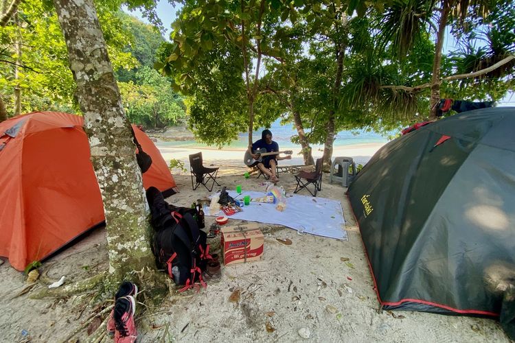 Pengunjung berkemah di Pantai Teluk Hantu, Sabtu (5/8/2023).