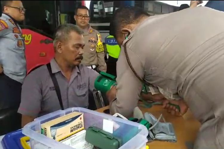 Puluhan sopir menjalani tes urine dan tes kesehatan di Terminal Mangkang Semarang, Selasa (2/4/2024) sore.