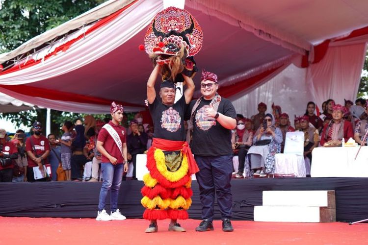 Bupati Kediri Hanindhito Himawan Pramana dalam Parade 1.000 Barong yang digelar dalam rangka memperingati HUT Ke-1.219 Kabupaten Kediri di SLG, Kabupaten Kediri, Jawa Timur. 

