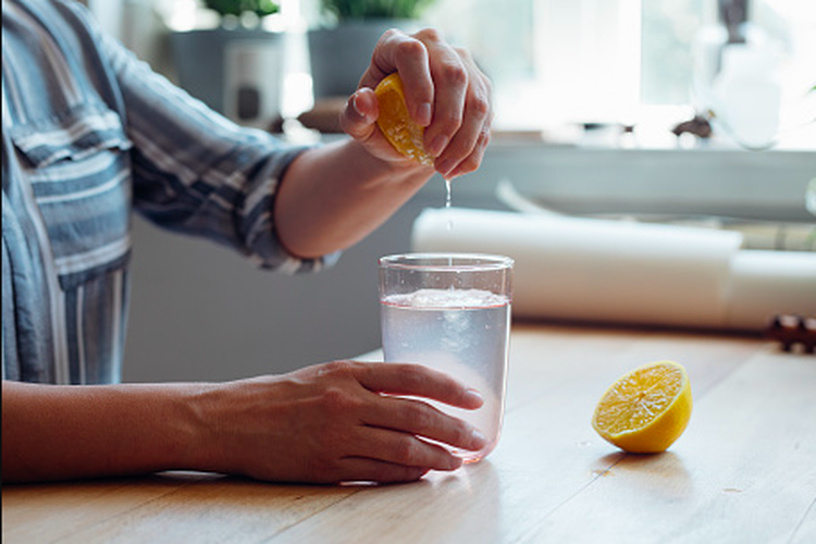 Ilustrasi perasan air jeruk lemon.