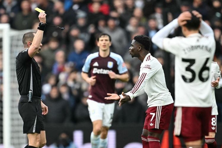 Wasit Peter Bankes memberi kartu kuning kepada gelandang Arsenal asal Inggris #07 Bukayo Saka pada laga Liga Inggris antara Aston Villa dan Arsenal di Villa Park di Birmingham, Inggris tengah pada 6 Desember 2025.