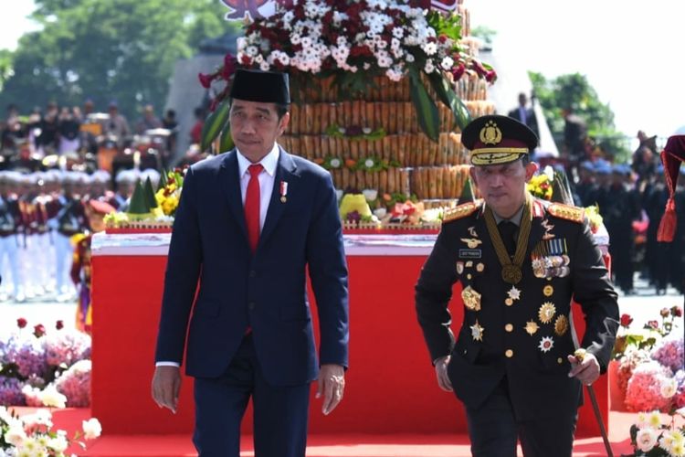 Presiden Joko Widodo dan Kapolri Listyo Sigit Prabowo saat peringatan ke-76 Hari Bhayangkara di Akademi Kepolisian, Semarang, Jawa Tengah, Selasa (5/7/2022).