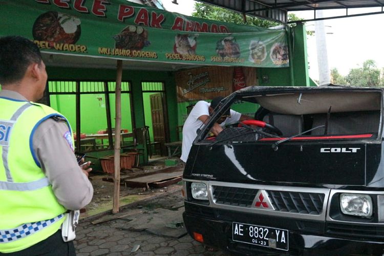 Kondisi pickup Mitsubishi L300 dan Warung Pecel Lele Pak Ahmad di jalan raya Perak - Bandar Kedungmulyo, Jombang, Jawa Timur, usai terjadi kecelakaan, Rabu (12/6/2019) petang.