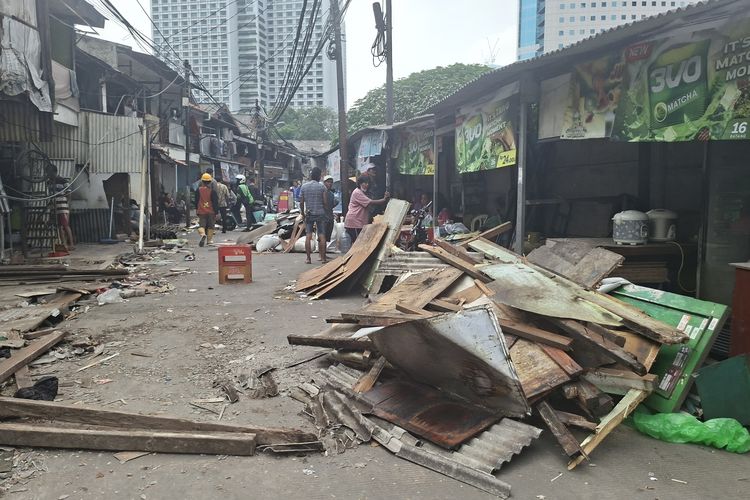 Tangis Pedagang di Tengah Pembongkaran Bangunan di Atas Saluran Jakpus