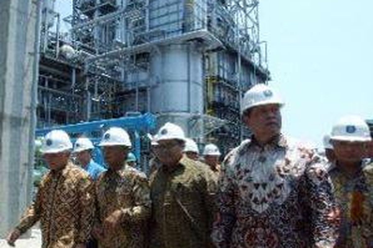 Presiden Susilo Bambang Yudhoyono didampingi sejumlah menteri meninjau Kilang Balongan, Pertamina di Indramayu, Jawa Barat.