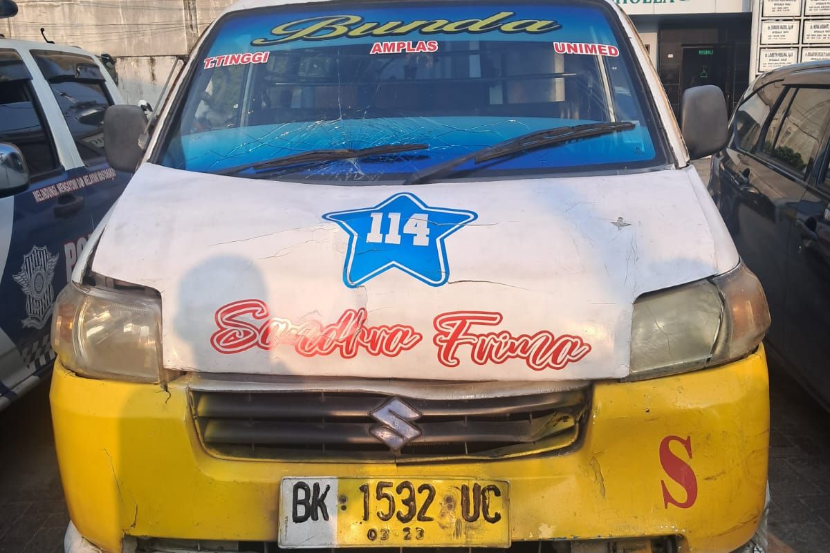 Penampakan angkot yang menabrak mahasiswi di Deli Serdang, Sumatera Utara hingga Tewas, Kamis (19/10/2023)