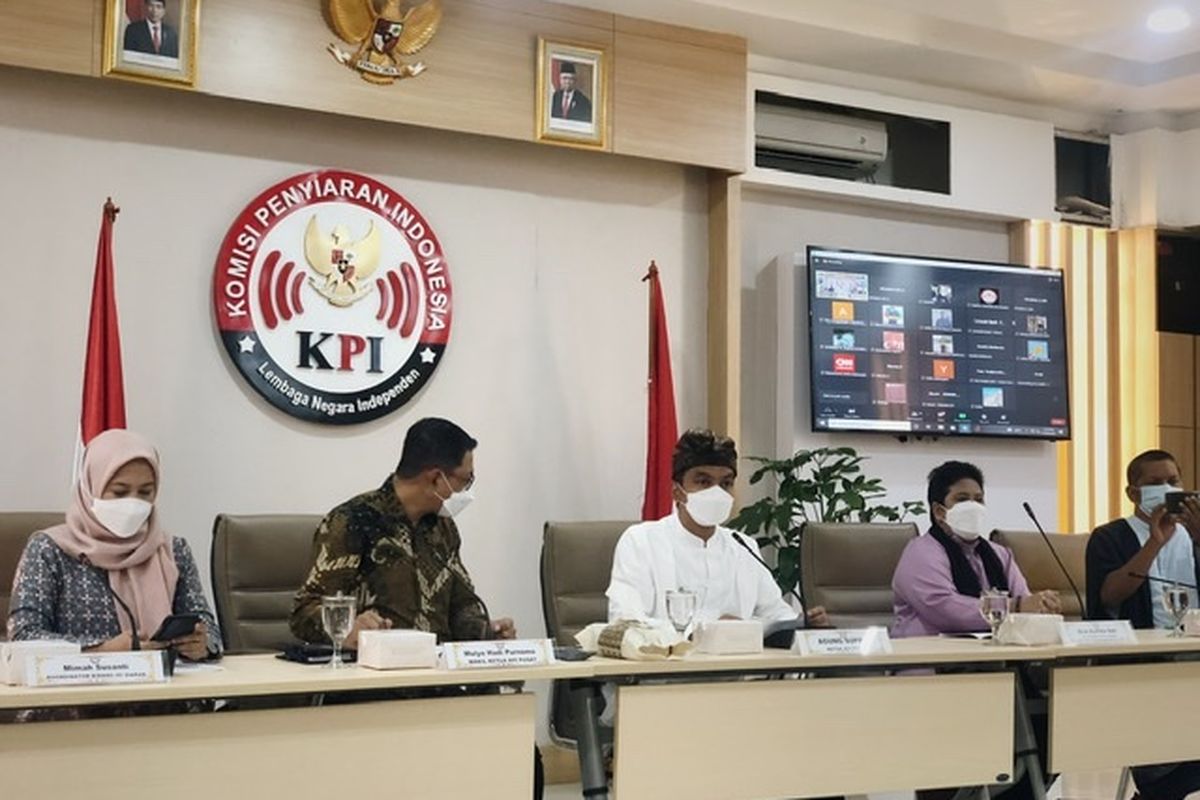 Ketua Komisi Penyiaran Indonesia (KPI) Pusat, Agung Suprio dan Wakil Ketua KPI Pusat, Mulyo Hadi Purnomo dalam konferensi pers di Kantor KPI Pusat, Gambir, Jakarta Pusat, Selasa (30/11/2021). Konferensi pers digelar menanggapi hasil temuan dan rekomendasi Komnas HAM atas dugaan kasus perundungan dan pelecehan seksual yang dialami pegawai KPI Pusat, MS. 