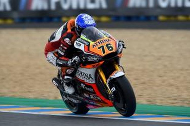 Pebalap Athina Forward Racing asal Perancis, Loris Baz, memacu motornya pada sesi latihan bebas keempat GP Perancis di Sirkuit Le Mans, Sabtu (16/5/2015).