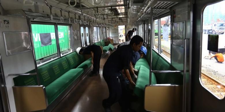 Petugas melakukan aktivitas bongkar muat rangkaian gerbong kereta rel listrik (KRL) bekas asal Jepang di Pelabuhan Tanjung Priok, Jakarta Utara, Senin (4/11/2013). PT KAI Commuter Jabodetabek mendatangkan 180 unit kereta untuk pengadaan tahun 2013. KRL bernomor seri 205 yang diperkirakan umurnya 10-15 tahun tersebut dibeli dengan harga sekitar Rp 1 miliar per unit. 