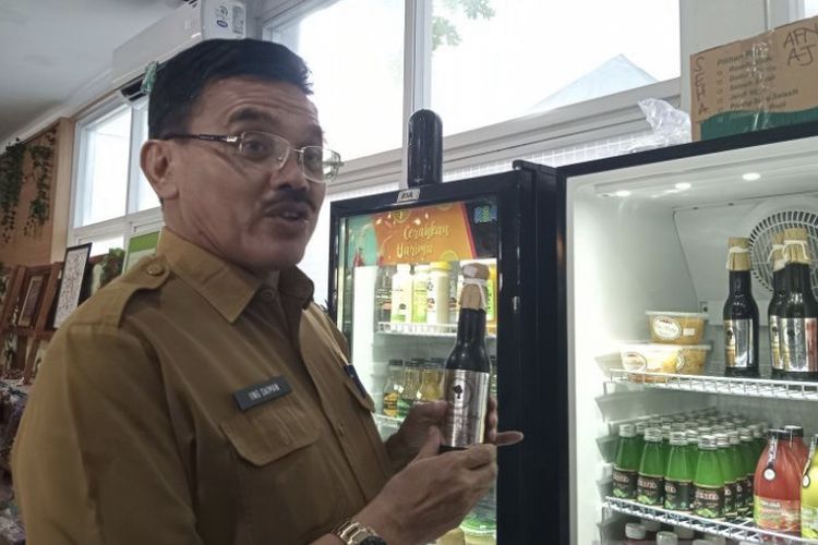 Kepala DKUKMPP Kota Cirebon Iing Daiman saat menunjukkan produk usaha mikro yang berhasil tembus pasar global di Cirebon, Jawa Barat, Selasa (26/9/2023). 