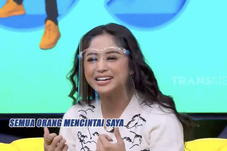 Dewi Perssik menceritakan soal rumah barunya. (Bidikan layar YouTube Trans7 Official). 