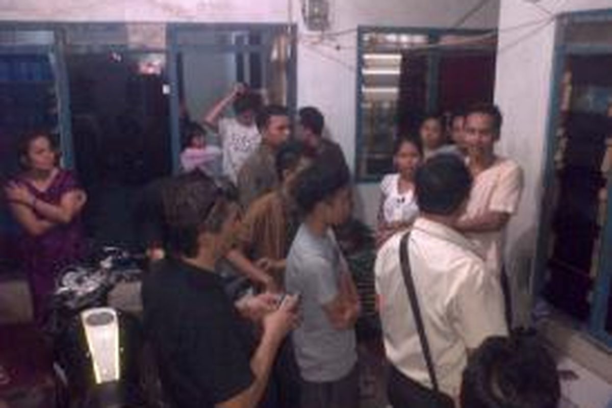 Petugas dari Suku Dinas Kependudukan Jakarta Pusat, Ruspinuji, melakukan bina kependudukan di kos-kosan, Rabu (27/8/2014) malam.