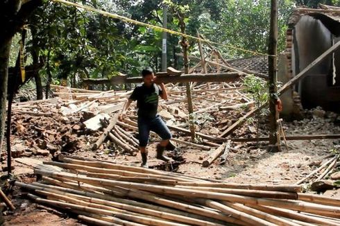 Tanah Retak Setelah Gempa di Cirebon, Empat Rumah Ambruk
