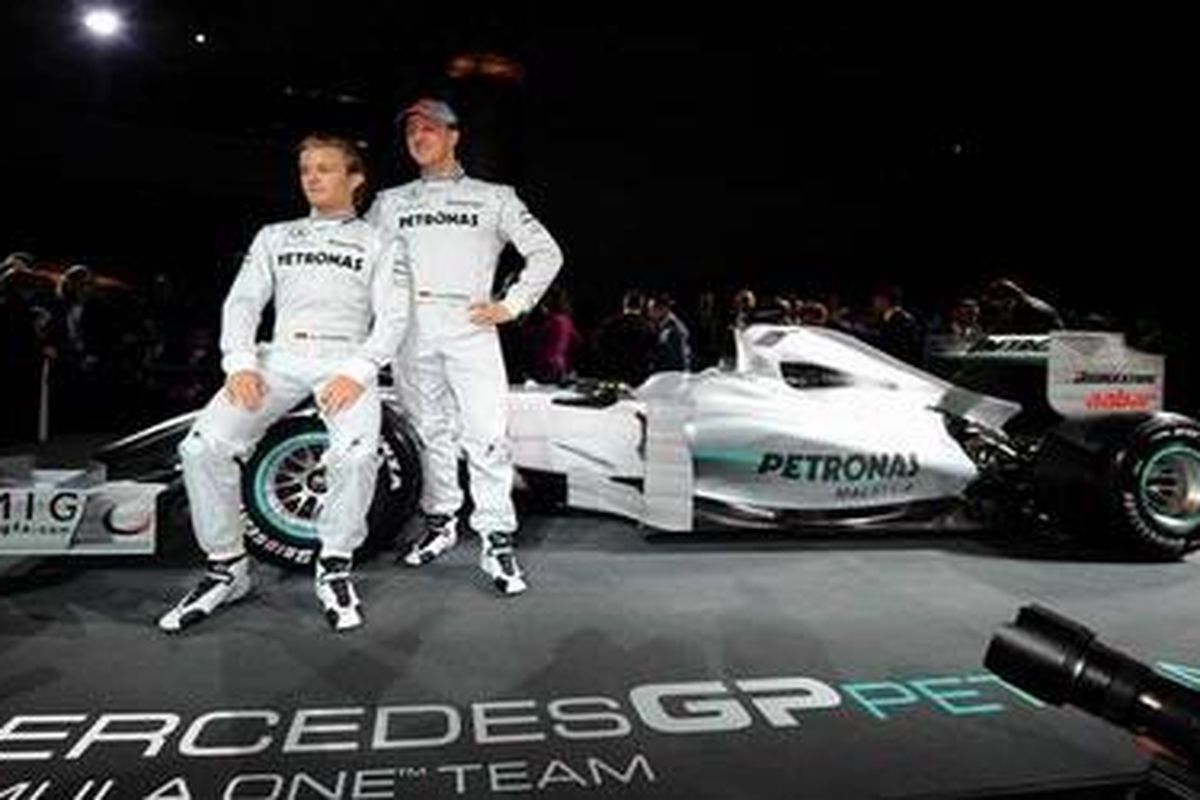Michael Schumacher (kanan) dan Nico Rosberg berpose dengan MGP W01 yang akan dipakai pada F1 2010.