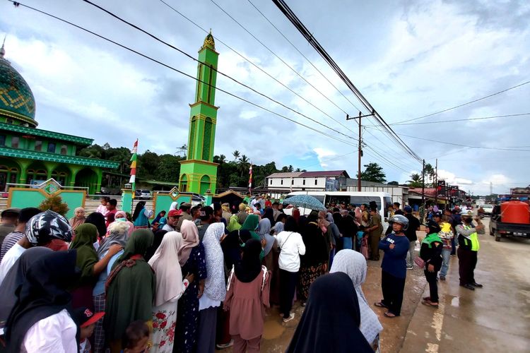 Sejumlah warga di Desa Sukaraja, Sepaku, Kalimantan Timur mengaku kecewa karena tak bertemu langsung Presiden Jokowi, Selasa (25/10/2022). 