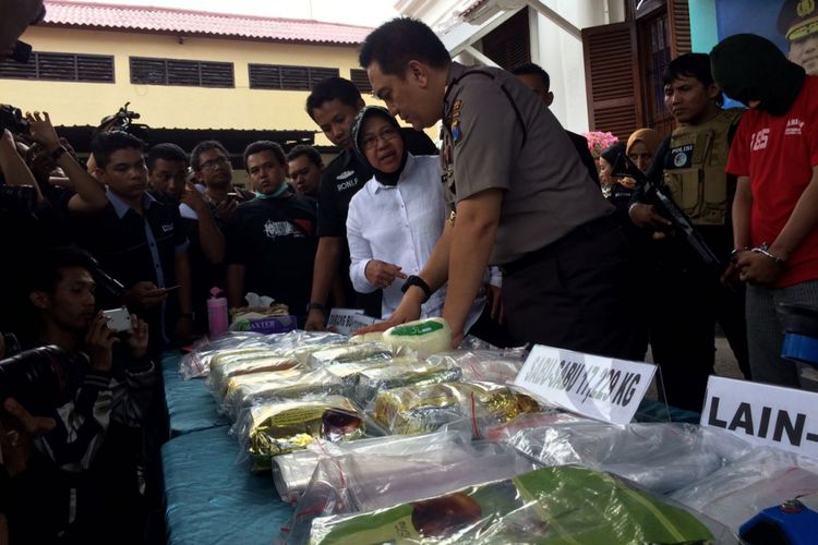 Wali Kota Surabaya Tri Rismaharini mengikuti konferensi pers ungkap kasus narkoba di Mapolrestabes Surabaya, Senin (3/4/2017).