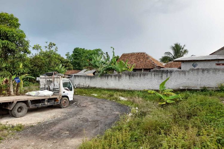Sebuah kampung di Kabupaten Lebak, Provinsi Banten, terisolasi setelah akses jalan utama diblokade oleh seorang yang mengklaim pemilik tanah.
