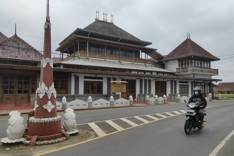 Seorang pengendara sepeda motor melintas di depan gedung Paseban Tri Panca Tunggal, Desa Cigugur, Kecamatan Cigugur, Kabupaten Kuningan, Jawa Barat, Senin (15/2/2021)