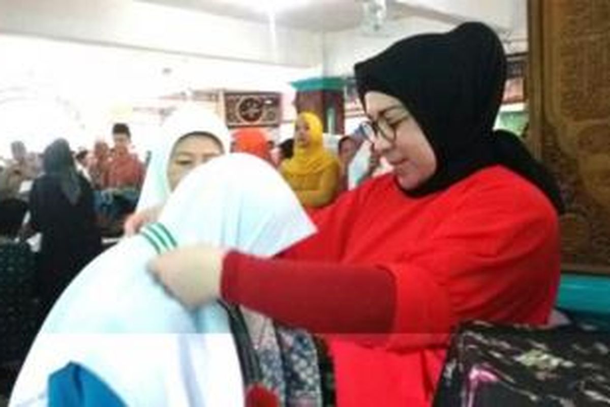 Melly Goeslaw di Pondok Pesantren Asshiddiqiyah, Kebon Jeruk, Jakarta Barat, Kamis (24/12/2015). 