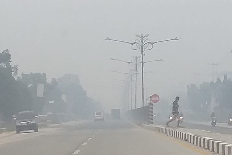 Kabut asap akibat karhutla, sangat pekat menyelimuti jalan lintas Riau-Sumbar di wilayah Kabupaten Kampar, Riau, Jumat (20/9/2019).