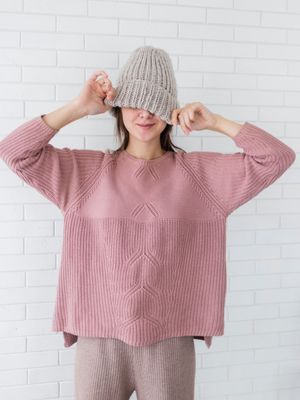 Tetap tampil keren saat langit mendung. Ini inspirasi outfit musim hujan yang nyaman, praktis, dan tetap stylish untuk menemani aktivitasmu seharian.